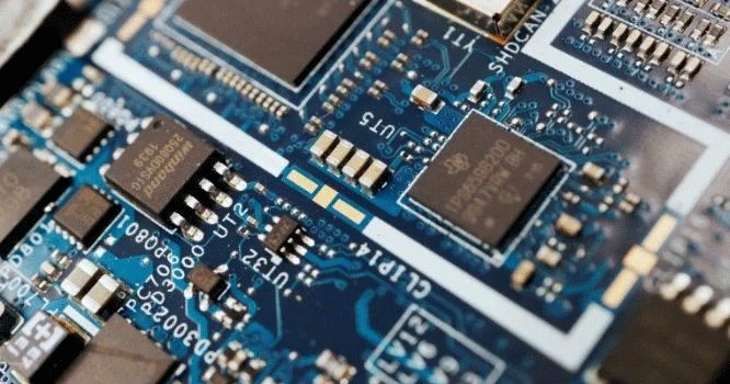 US tightens chip export controls to China