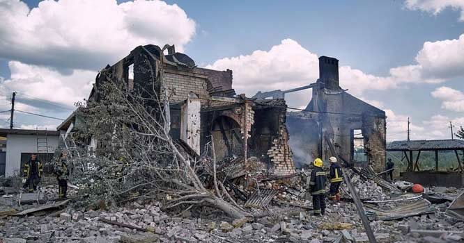 Russia pounds dozens of Ukraine towns, warns of escalation Russian strike kills 51 in Ukrainian city