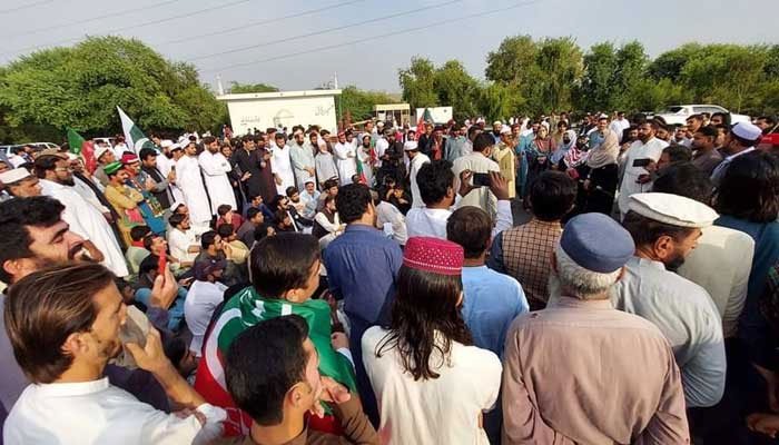 PTI starts countrywide protests to condemn attack on Imran Khan