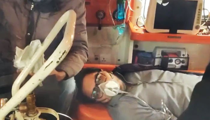 PTI leader Shahbaz Gill brought to court with oxygen support in ambulance PTI leader Shahbaz Gill brought to court with oxygen support in ambulance