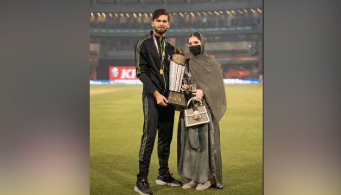 Shaheen Afridi, wife Ansha’s PSL trophy photo takes internet by a storm Shaheen Afridi, wife Ansha's PSL trophy photo takes internet by a storm