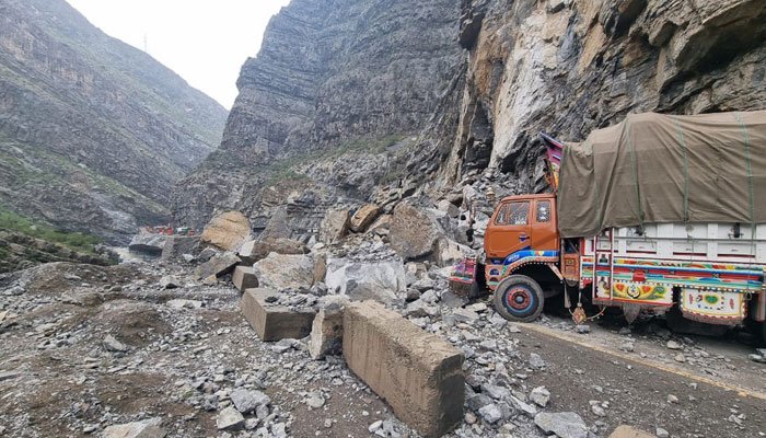 Landsliding suspends traffic at highway connecting KP & Balochistan Landsliding suspends traffic at highway connecting KP & Balochistan
