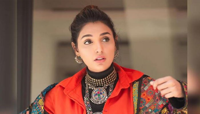 Amna Ilyas rocks a chic attire in latest pictures