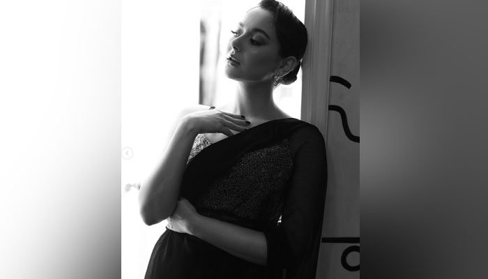 Hania Aamir slays in black saree