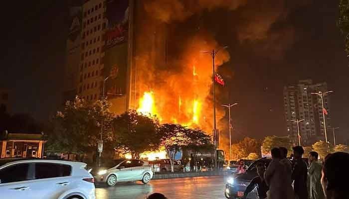 Fire engulfs multi-storey mall on Karachi’s Rashid Minhas Road; 11 dead & 20 feared trapped