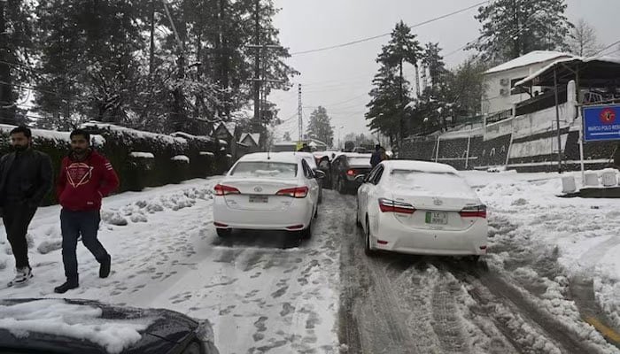Heavy Snowfall in Murree Causes Traffic Disruption, Tourists Stranded