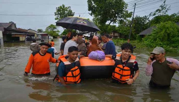 Indonesia Floods and Landslide: 19 Killed, Seven Missing Indonesia Floods and Landslide: 19 Killed, Seven Missing
