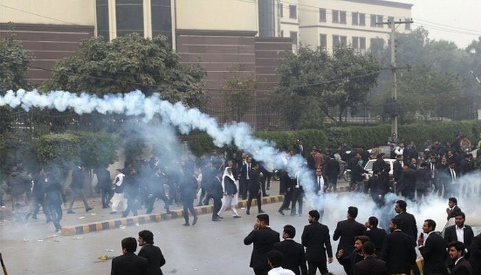 Violent clashes erupt as police disperse protesting lawyers in Lahore
