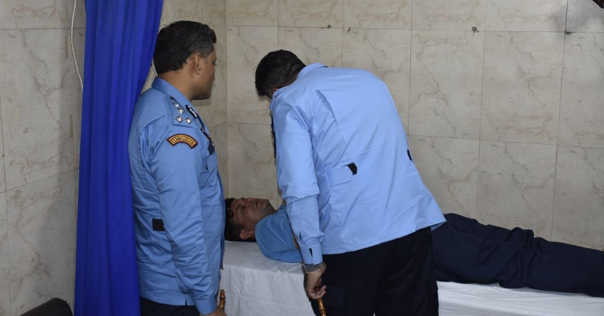 ISLAMABAD: Superintendent of Police (SP) City Islamabad suffered injuries and was shifted to hospital after being attacked by some persons who were reportedly ‘harassing’ women. According to details, a mob allegedly harassed a group of women at the restaurant, and after receiving a call from citizens on 15, police reached the scene with SP Khan Zeb leading the team. While stopping the persons from harassing the women, SP City Khan Zeb was attacked and injured. He was shifted to a hospital for medical treatment. According to the Islamabad police, the miscreants also tried to take a cop hostage. The Inspector General of Police (IGP) Islamabad Syed Ali Nasir Rizvi and Deputy Inspector General of Police (DIG) Syed Ali Raza visited the injured SP City in the hospital. Meanwhile, the police launched an investigation into the incident and are searching for the suspects.