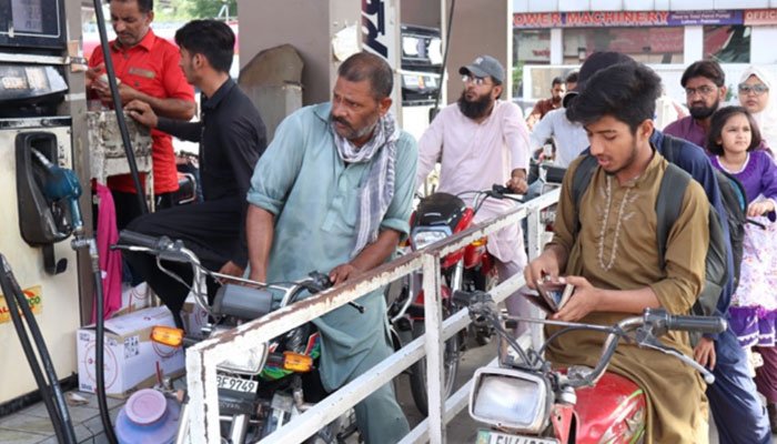 Govt increases petrol prices for next 15 days: Here’s Updated rates from December 1 Petrol Prices May Increase By Rs11 Per Litre for July 2025 in Pakistan