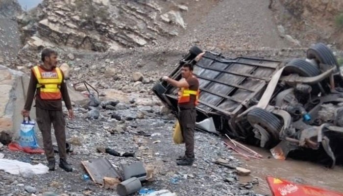 Bus carrying Pakistani pilgrims from Iran crashes in Makran, Balochistan