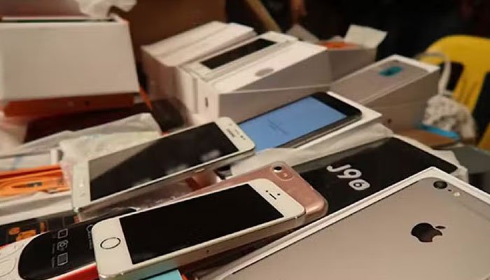 Customs officials seize Rs446m worth smuggled mobile phones at Sost Port