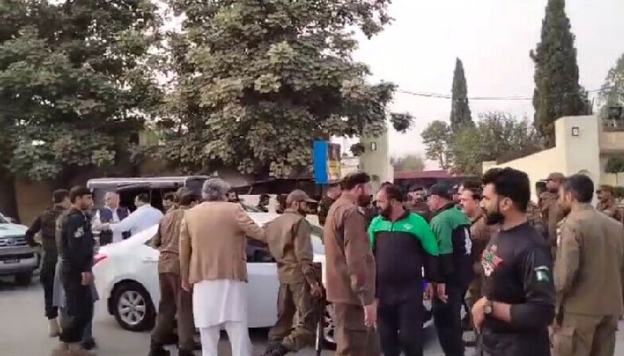 Police begins arresting PTI leaders nationwide, as caravans head to Islamabad Police begins arresting PTI leaders nationwide, as caravans head to Islamabad