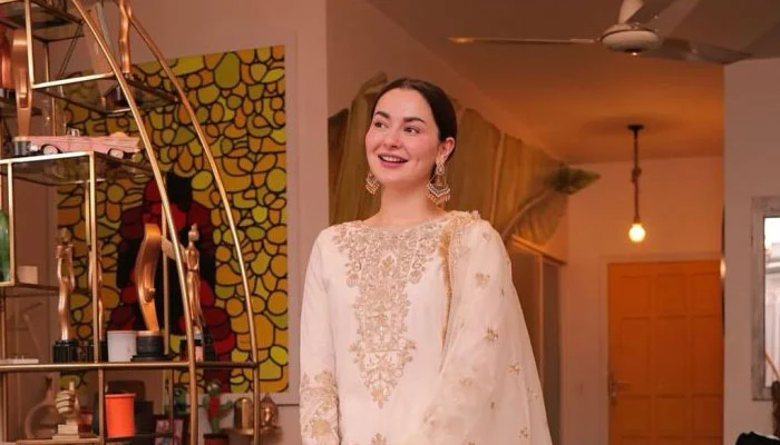 Hania Aamir Recreates Iconic ‘Om Shanti Om’ Scene, Fans Applaud Her Charm