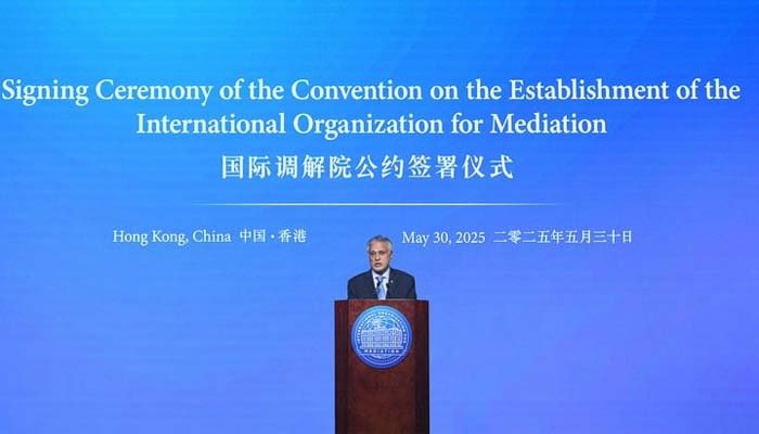 Chinese FM meets Pakistani counterpart on ties