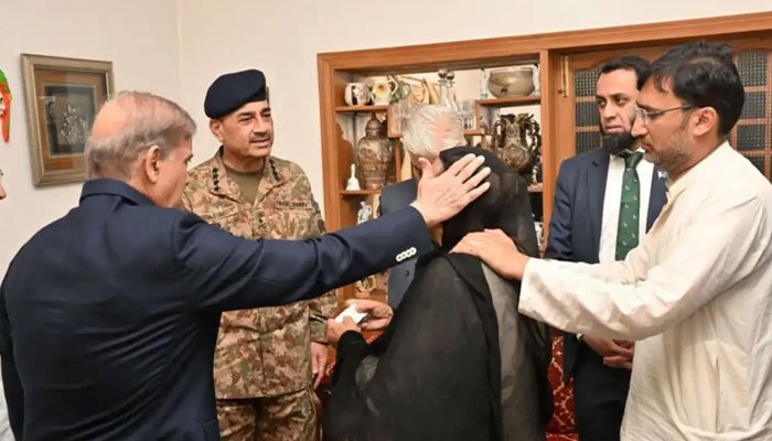 President, PM, COAS Visit Home of Martyred Squadron Leader Usman Yousaf