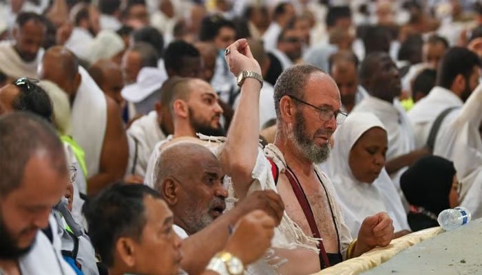 Pilgrims Perform Symbolic Stoning in Mina to Conclude Hajj Rites