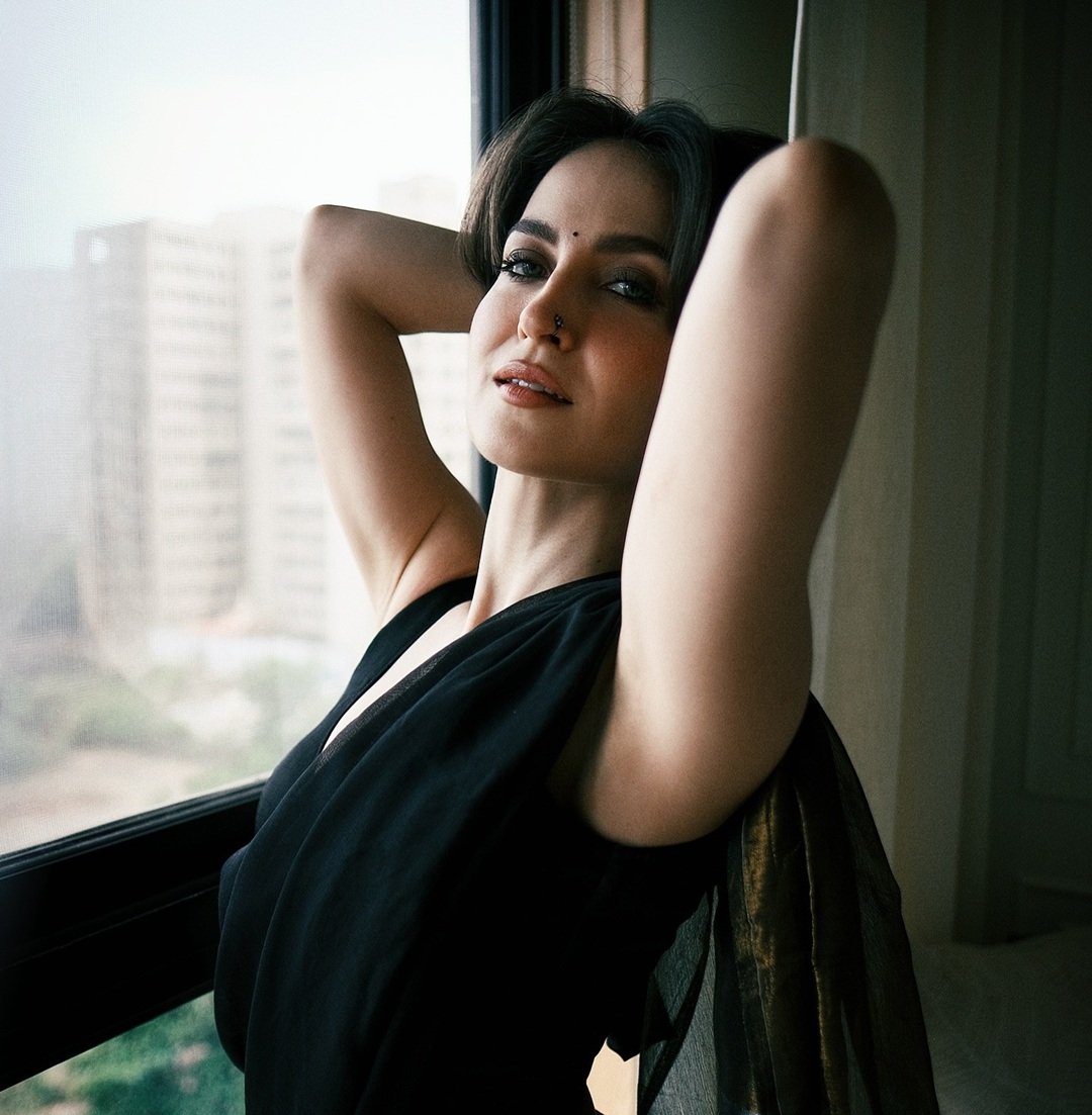 Elli AvrRam Glamorous Black Saree Look of 2025