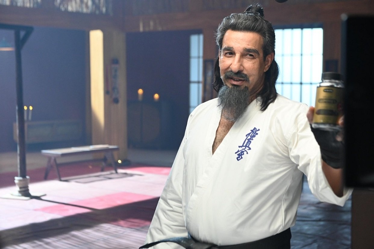 Wasim Akram takes a new look for Hemani's