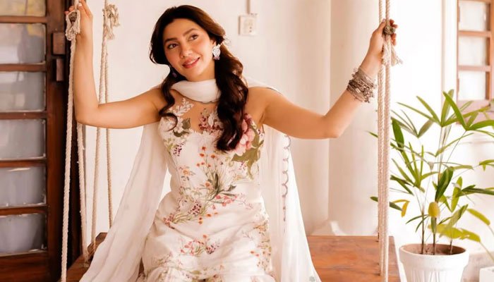 Mahira Khan Stuns in Elegant Sleeveless Eastern Look