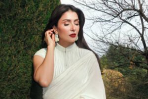 Ayeza Khan Mesmerizes Fans with Stunning Saree Look