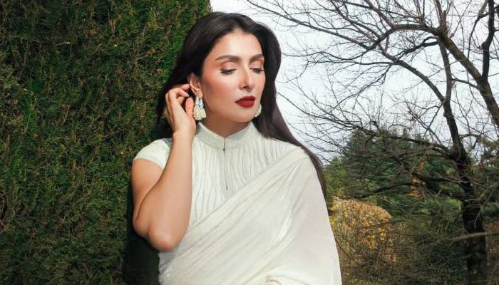 Ayeza Khan Mesmerizes Fans with Stunning Saree Look