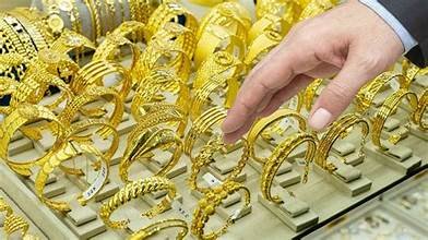 Gold Price in Pakistan Slips Under Rs. 4.9 Lakh Again